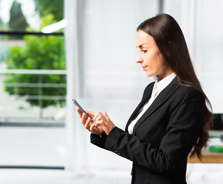 Profesional consultando Portal Arbitraje desde su teléfono.