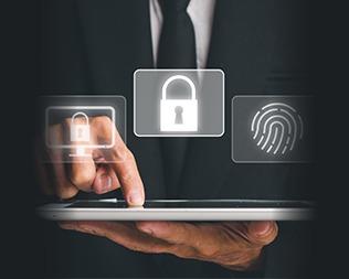 Persona usando una tablet con íconos de seguridad: candado y huella digital.